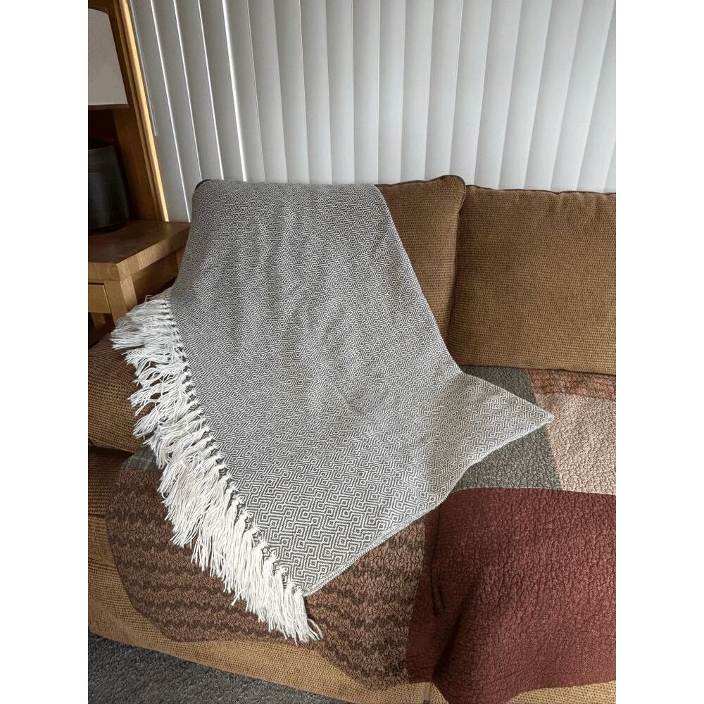 Gray & White Diamond Pattern Throw Blanket With Tassels 49 X 56 Inches